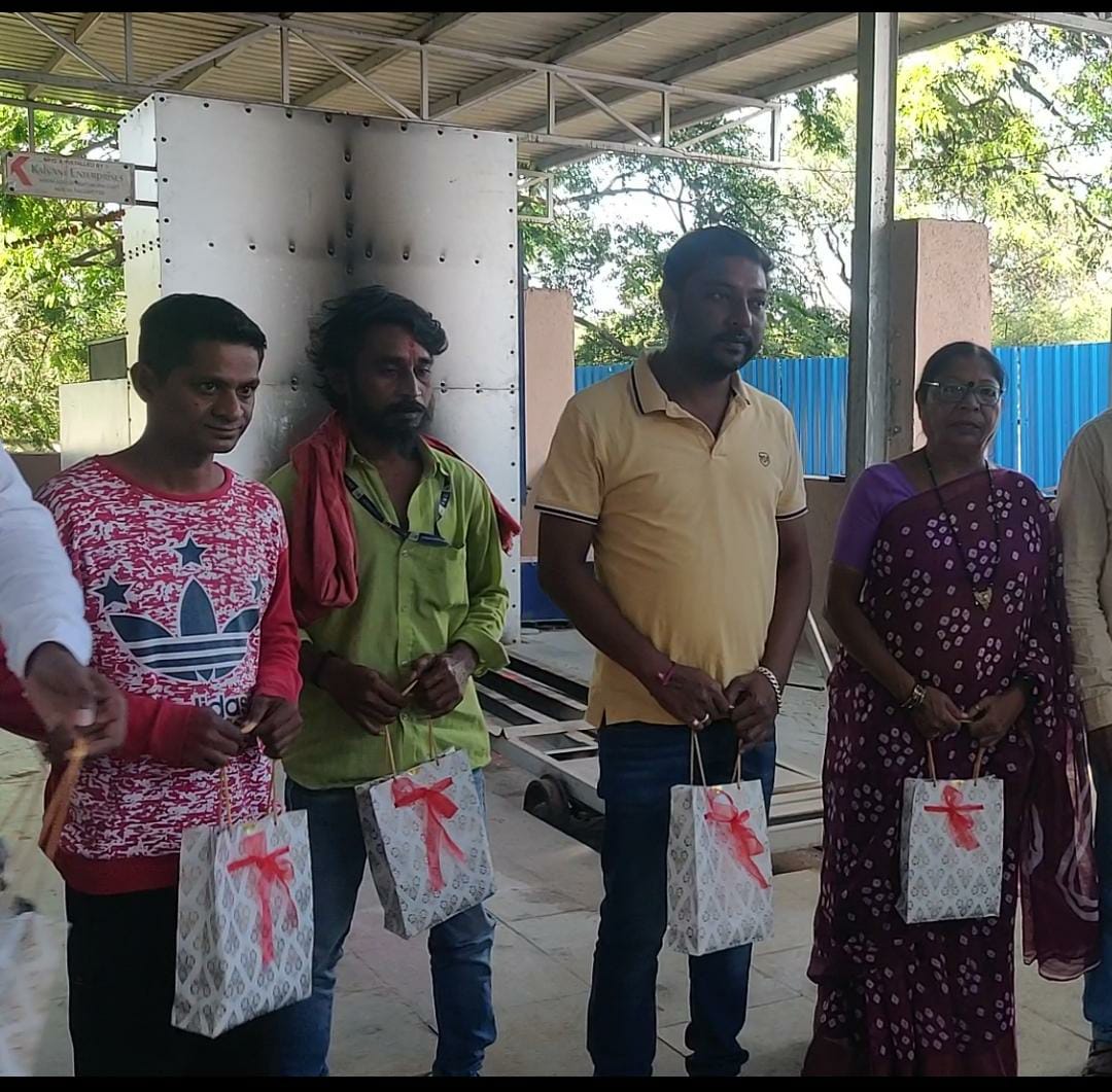 स्मशानभूमीत काम करणारे कर्मचारी