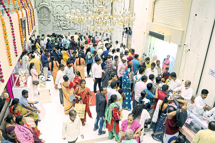 Ratanlal C. to buy gold on Saturday. Crowd in Bafna Shoru.
