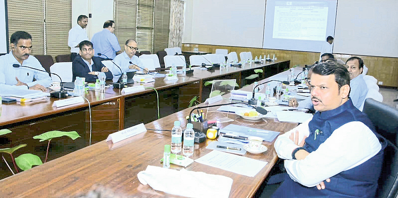 While guiding the review meeting, Deputy Chief Minister and Energy Minister Devendra Fadnavis, along with Vijay Singhal, Sanjay Khandare and others.