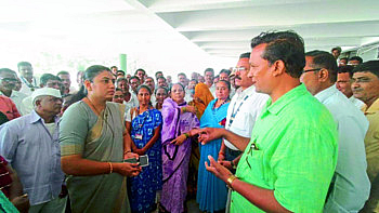 Employees of the Municipal Corporation presenting the pledge in front of the Municipal Councilors at the entrance of the Municipal Corporation.