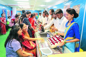आर. सी. बाफना ज्वेलर्समध्ये सोने खरेदी करताना ग्राहक