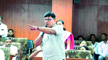 An angry Bunty Joshi while asking the authorities for answers in the Mahasabha.