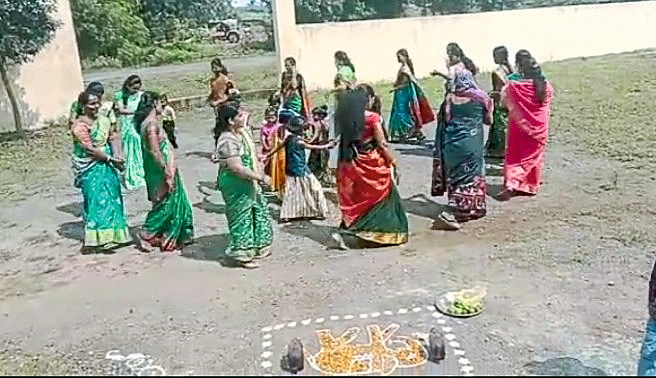 बेनकेनगर शाळेमध्ये
पारंपारिक खेळ