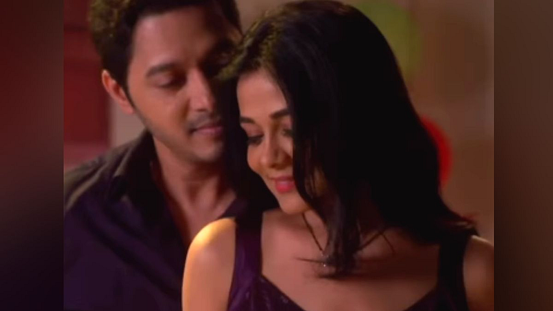 majhi tujhi reshimgath zee marathi serial prarthana behere shreyas talpade romatic scene goes viral prarthana's husband comment on this video