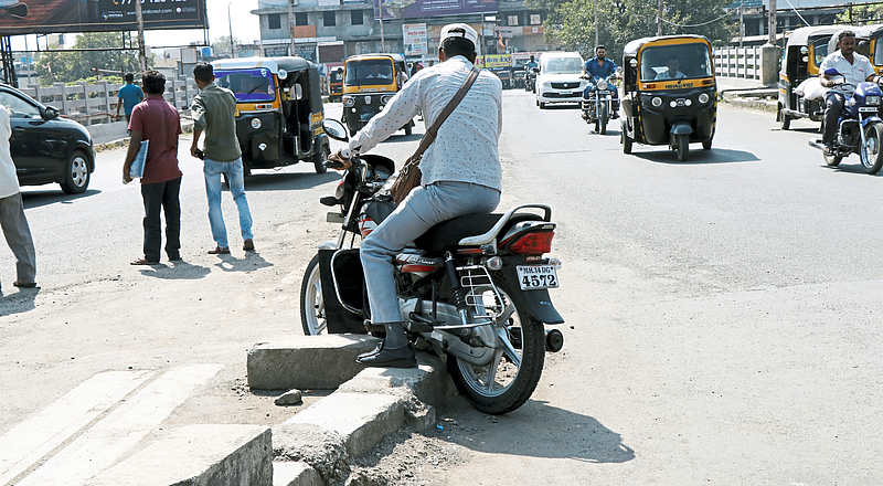 ''नो एंट्री'' तून वाहने सुसाट (फोटो फिचर)