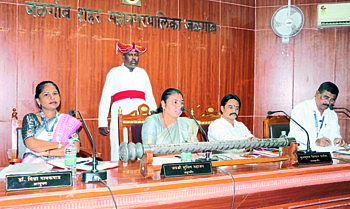 Mayor Jayashree Mahajan speaking at the General Assembly held on Friday. Neighborhood Commissioner Vidya Gaikwad, Deputy Mayor Kulbhushan Patil, Municipal Secretary Sunil Gorane.