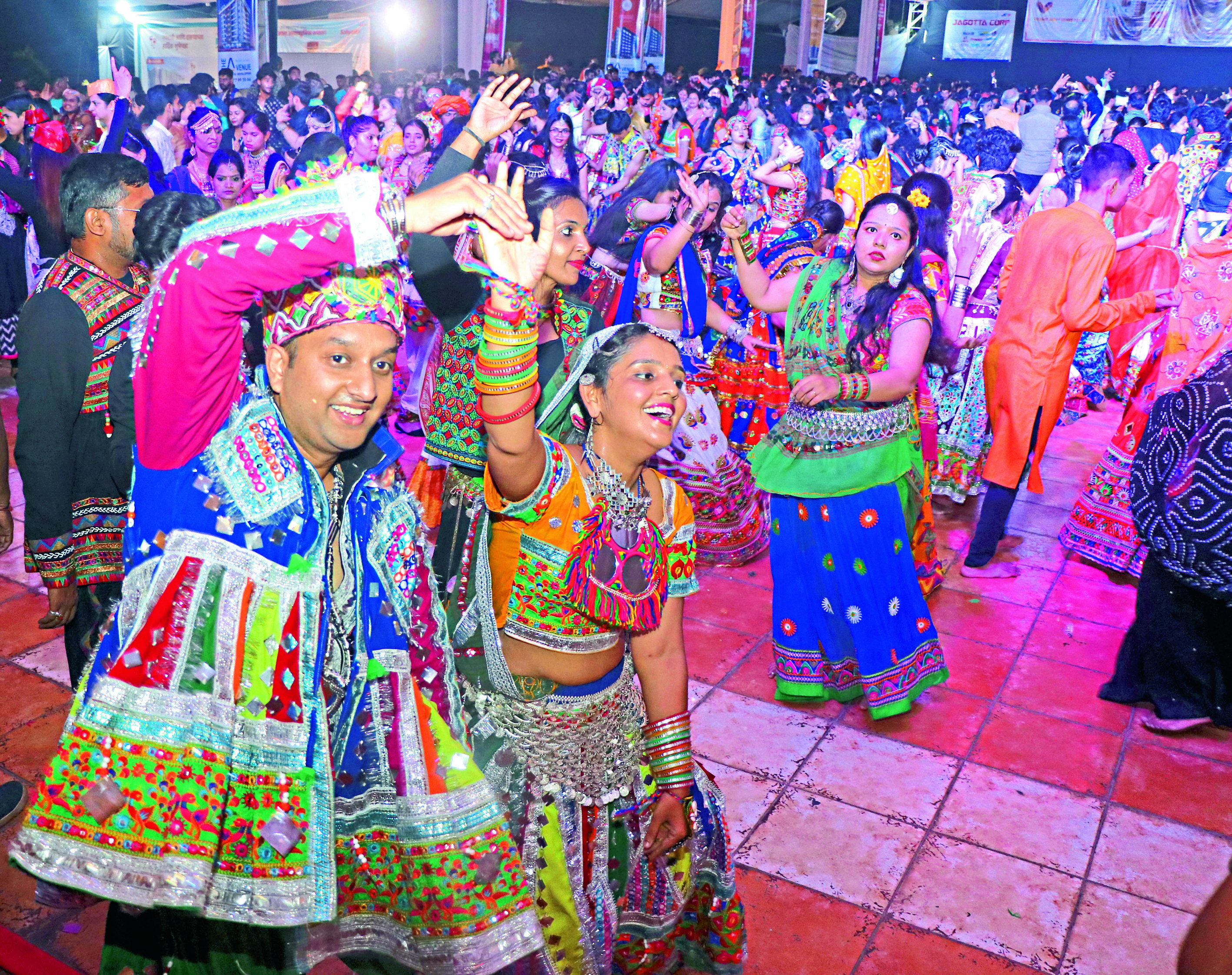 विविध रंगीबेरंगी घागरा अन पारंपारिक आकर्षक वेशभूषा करत तरुणाई गरबा खेळण्यात दंग असल्याचे चित्र आहे.