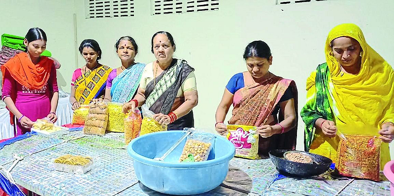 Women of Sanskriti Gram Sabha Savings Group packing snacks.