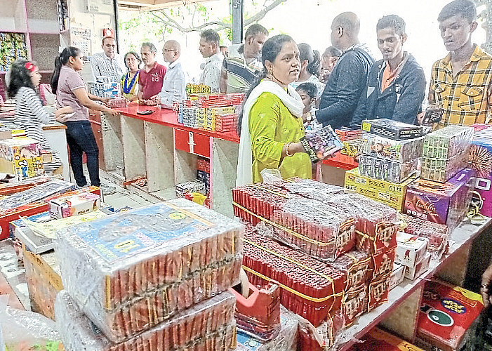 Crowd of citizens to buy firecrackers.