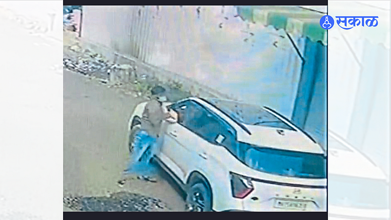 The thief was captured on CCTV camera while breaking the window of the Creta car and withdrawing the cash.