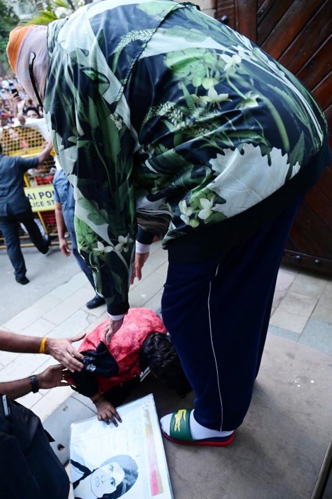 Amitabh Bachchan Fan breaks security cordon to touch his feet get autograph