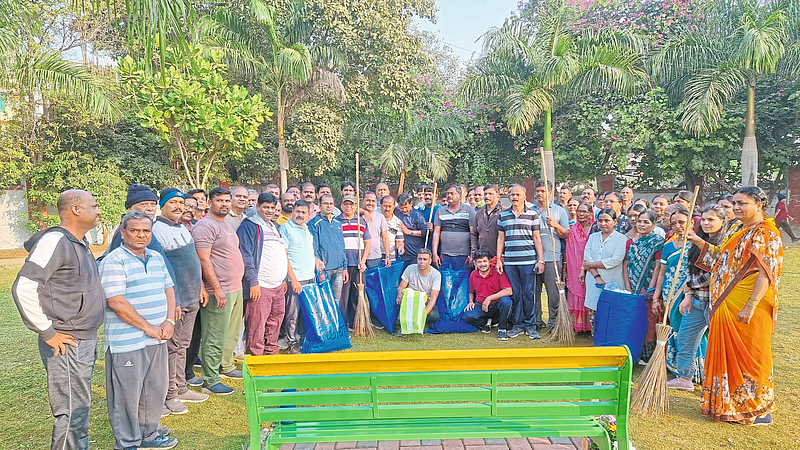 उद्यान परिवारच्या वतीने उद्यानात स्वच्छता मोहीम