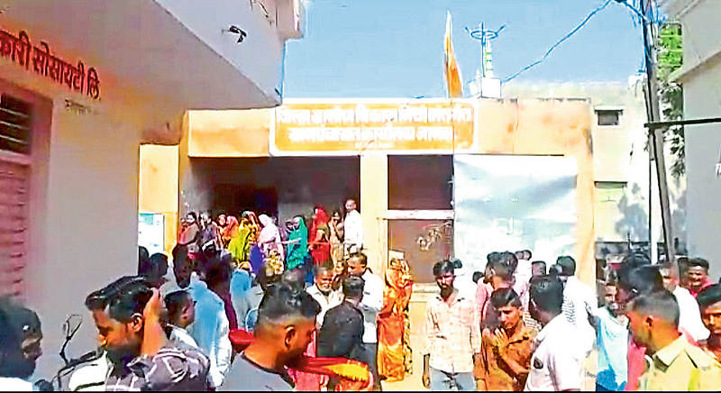 Jamda (Chalisgaon) : Villagers gathered outside the Gram Panchayat office during Gram Sabha