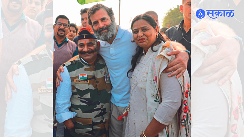 Nashik's Kargil warrior Deepchand walks on artificial legs while interacting with Rahul Gandhi.