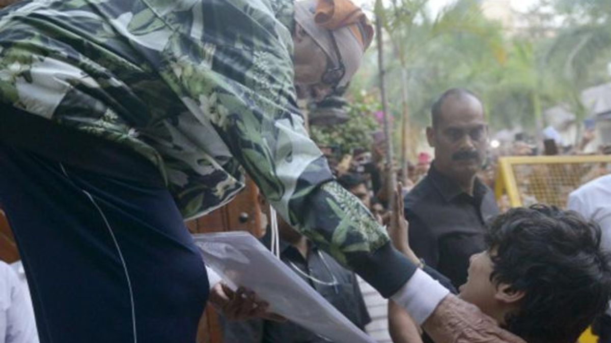 Amitabh Bachchan Fan breaks security cordon to touch his feet get autograph