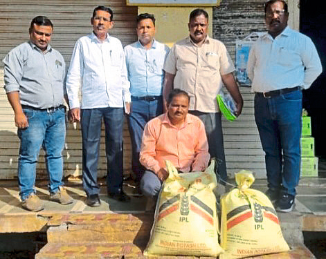 Khadakdevla.(Pachora): Officials of Agriculture Department seized fake potash fertilizer from Swami Agricultural Center