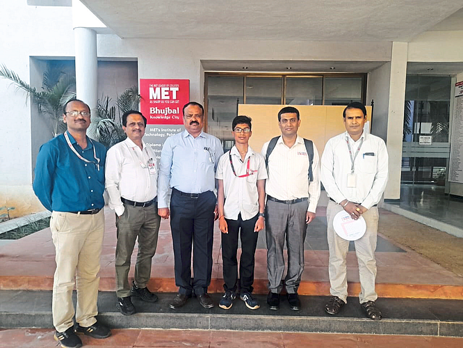 Professor Vrind from MET Tantraniketan with student Vishal Satle, who discovered a bug in the social networking app Snapchat.