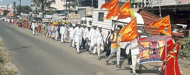 कोकणातील दिंड्यांनी
गजबजला मावळ परिसर