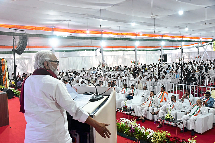 Chhagan Bhujbal criticized the government at the Shirdi activist camp