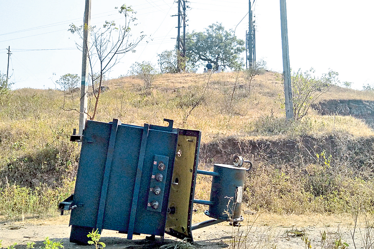 चोरट्यांनी रोहित्रे फोडल्याने
पांगरीत वीजपुरवठा खंडित