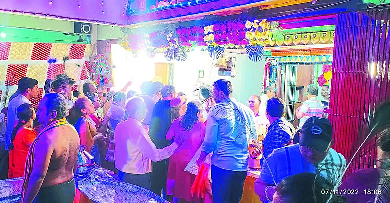 On the occasion of Kartik Poornima festival, the crowd gathered in the temple for darshan.
