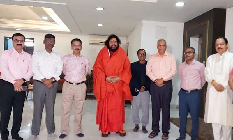 K. C. From left Municipal Commissioner Chandrakant Pulkundwar, Police Commissioner Jayant Naiknaware, Rajendra More of Maharashtra Police Academy, Collector D. Gangatharan, Swami Samavidananda of Kailas Math etc.