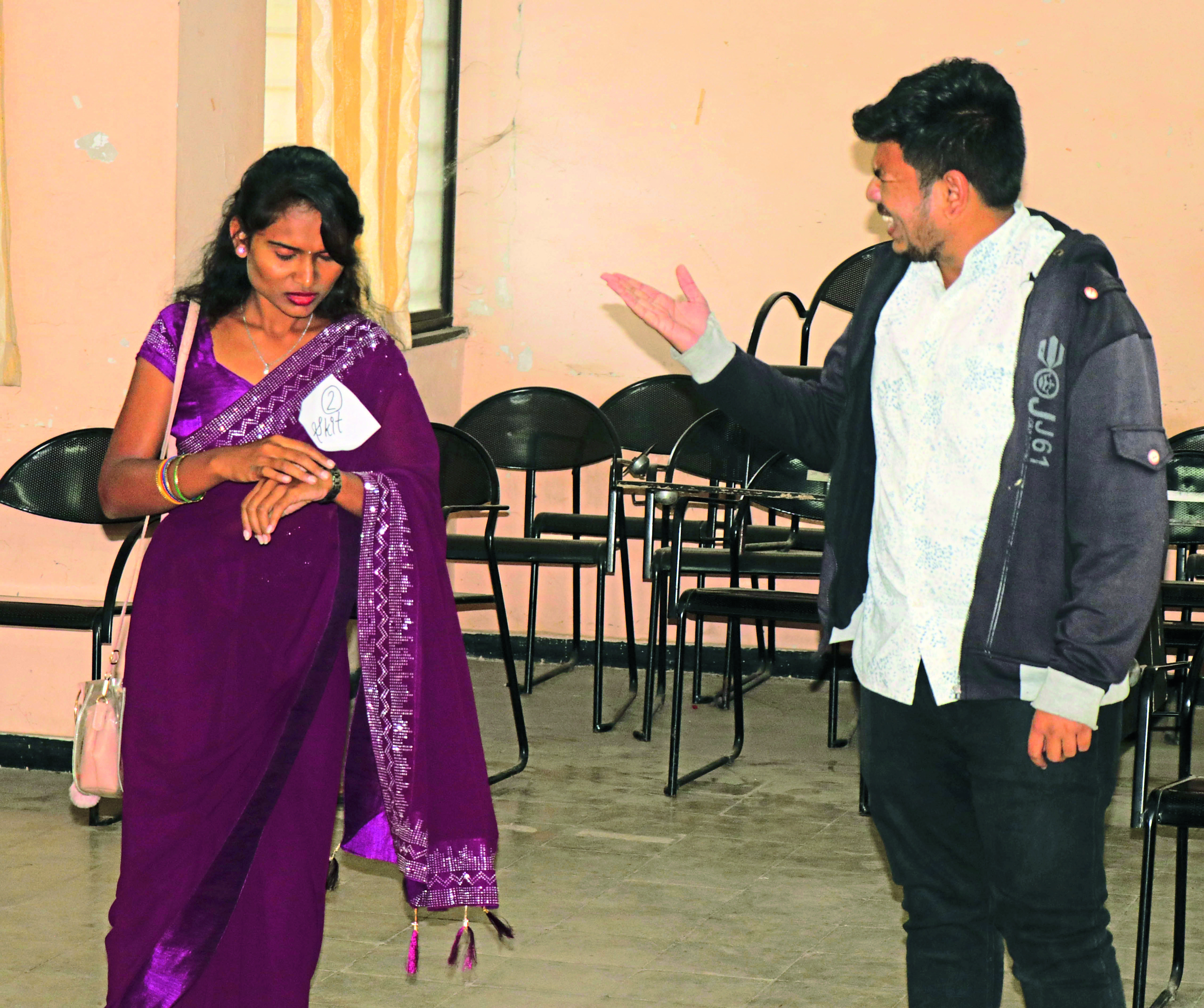 ‘सकाळ यिन’ कला महोत्सवात शुक्रवारी स्कीट सादर करताना स्पर्धक.