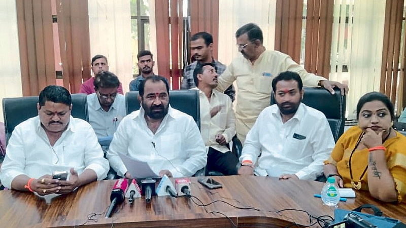 अकोला ः शासकीय विश्रामगृह येथे आयोजित पत्रकार परिषदेला उपस्थित आमदार नितीन देशमुख, जिल्हा प्रमुख गोपाल दातकर व इतर पदाधिकारी.