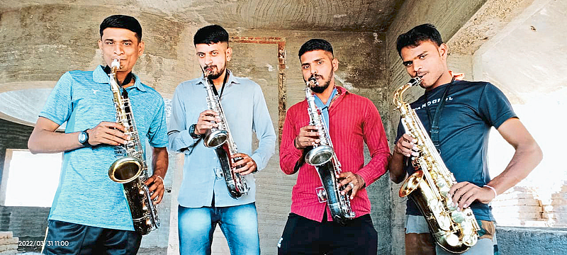 Jalgaon: Youth practicing band squat while waiting for police recruitment