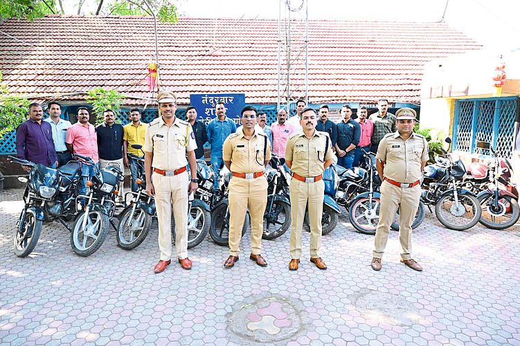 District Superintendent of Police along with the motorcycles seized by Nandurbar City Police. R. Patil.