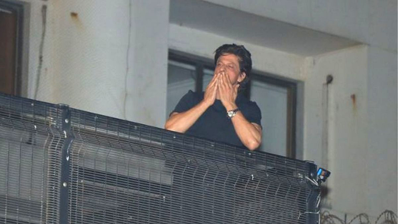 Shah Rukh Khan Birthday Fans crowd outside Mannat