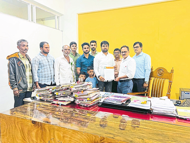 Amol Patil, city vice-president of BHAJYUMO, while giving a statement to the additional commissioner of the demand that the stray dogs in Satpur area should be taken care of.