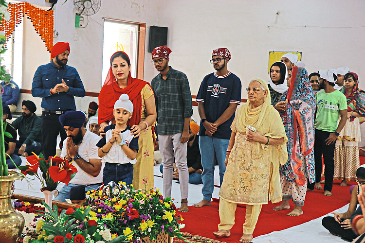 crowd at gurudwara