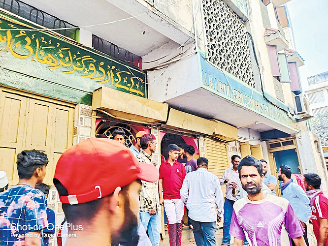 Jalgaon: Crowd of parents and residents outside the school