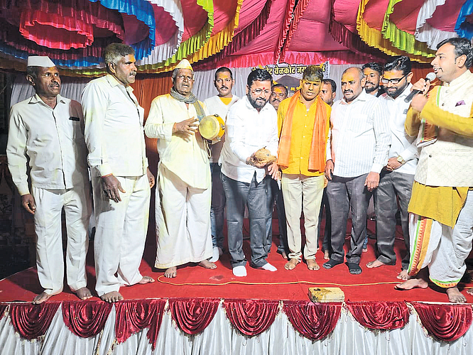 Eknath Navale, Sanjay Jachak, Bajirao Navale etc. while starting the tiger-fowl performance.