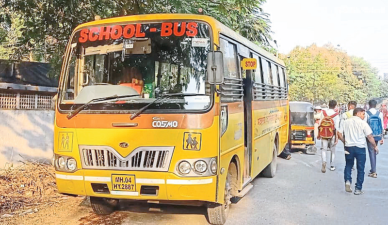 Jalgaon: The bus came to Zilla Peth police station with girls