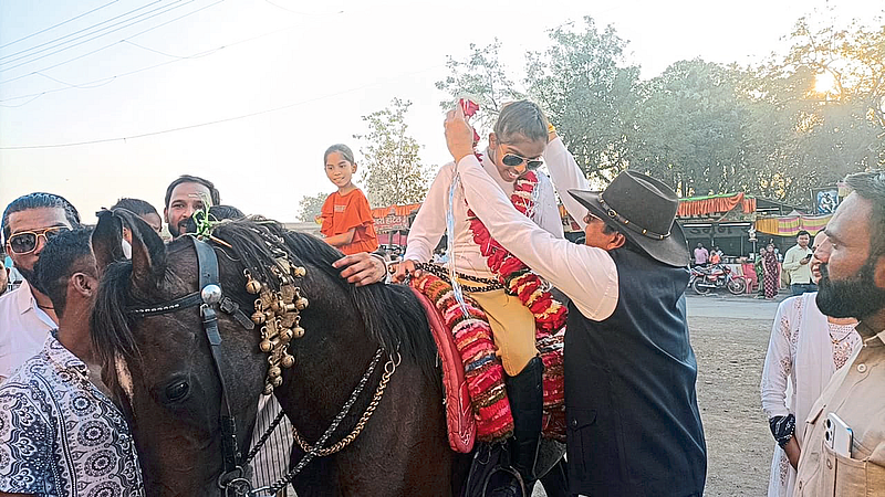 Sarangkheda: Jaipal Singh Rawal welcoming 14-year-old Hriday who reached Sarangkheda on horseback