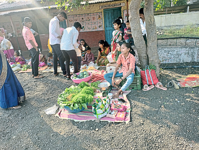 गागरगाव येथे भरला आठवडे बाजार