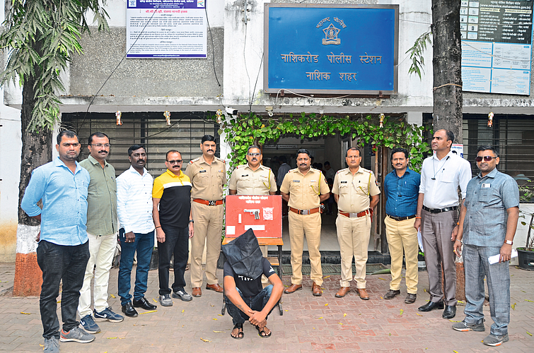 Suspect along with recovered pistol and officers and staff of Nashik Road Police Station.