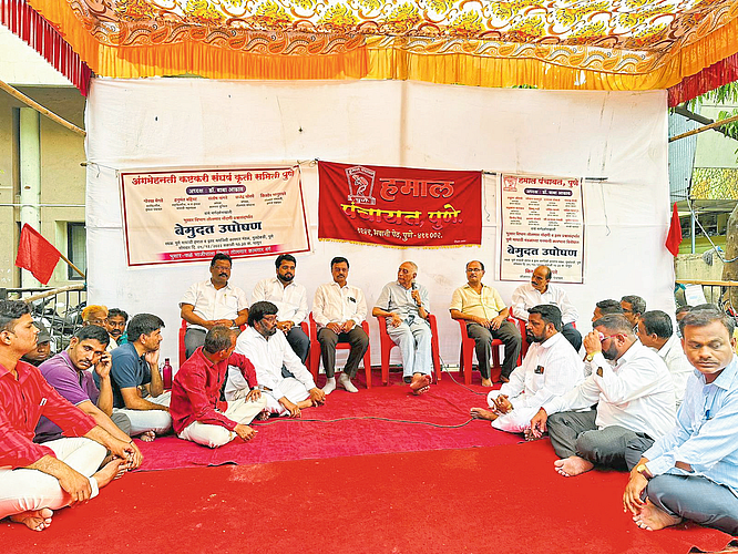 हमाल तोलणार कामगारांच्या
प्रश्नाबाबत उपोषण