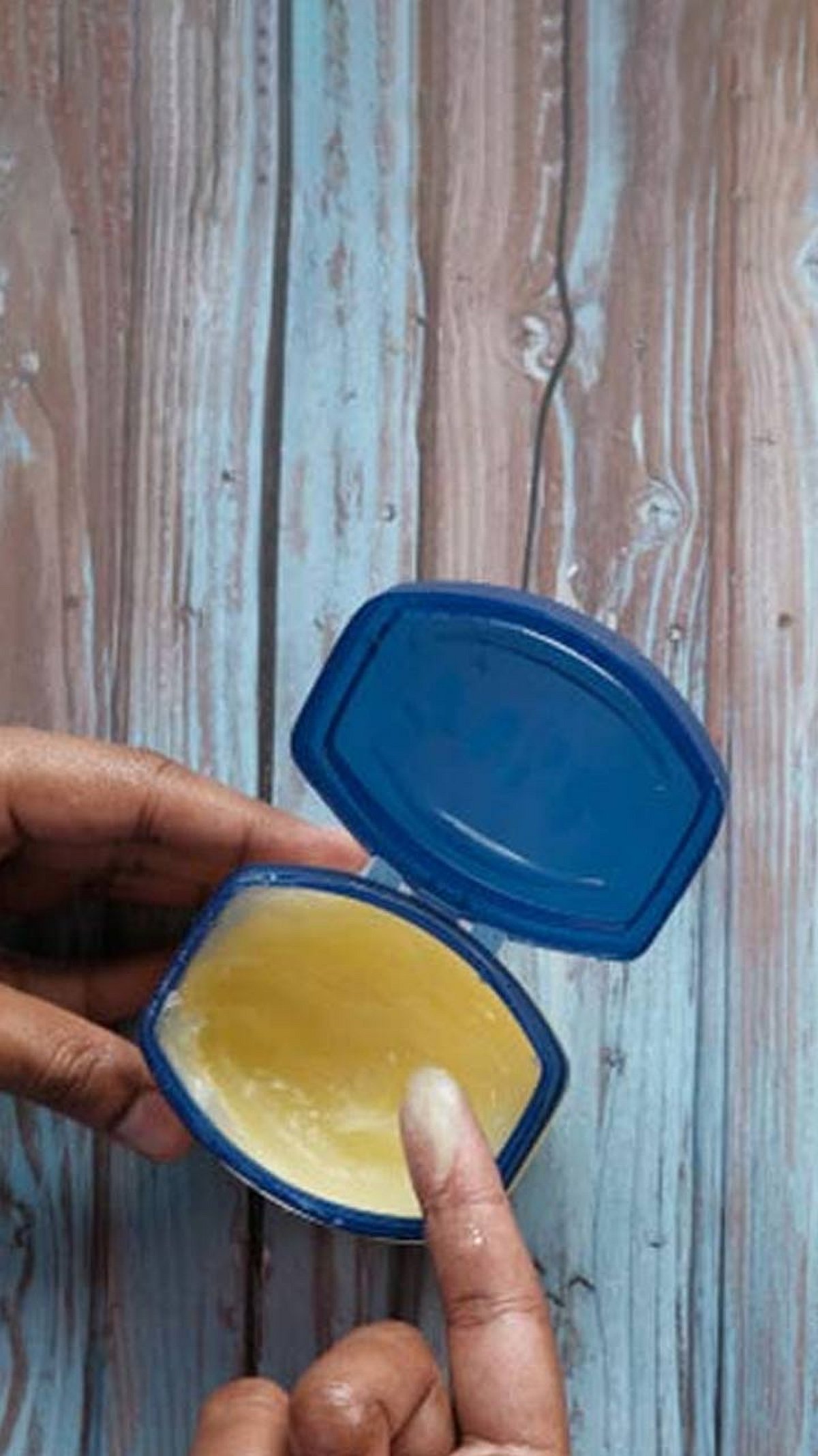 Petroleum Jelly पेट्रोलियम जेलीचा असाही करता येईल वापर Sakal