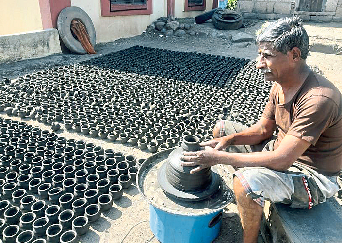 अवसरी येथे कुंभारवाड्यात सुगडी बनविण्याला यांत्रिकीकरणाची जोड