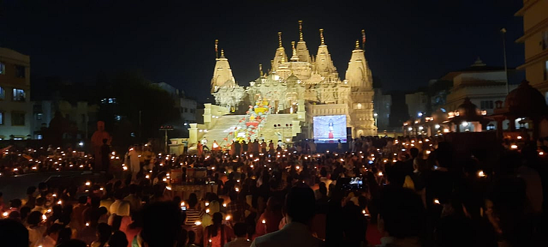 Devotees participating in a group Mahaarti on the birth centenary of Prakham Swamiji Maharaj at Swaminarayan Temple.