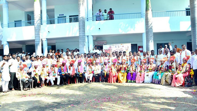 20 sarpanches of Akkalkot assembly felicitation ceremony Devendra Fadnavis gave special greetings over phone