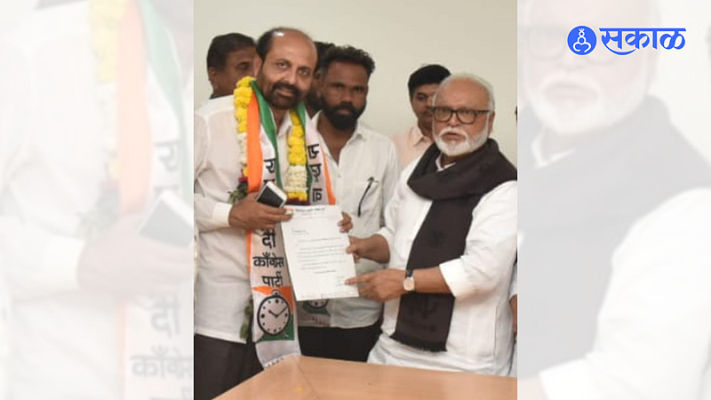 Former Mayor Arun Patil while accepting the letter of NCP City President from former Deputy Chief Minister Chhagan Bhujbal at yeola