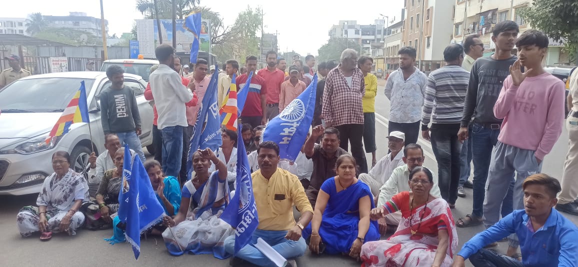 जय भवानी रोड परिसरात अनधिकृतरित्या बसविण्यात आलेला डॉ बाबासाहेब आंबेडकर यांचा पुतळा मनपाने हटविल्याने तणाव निर्माण झाला आहे.