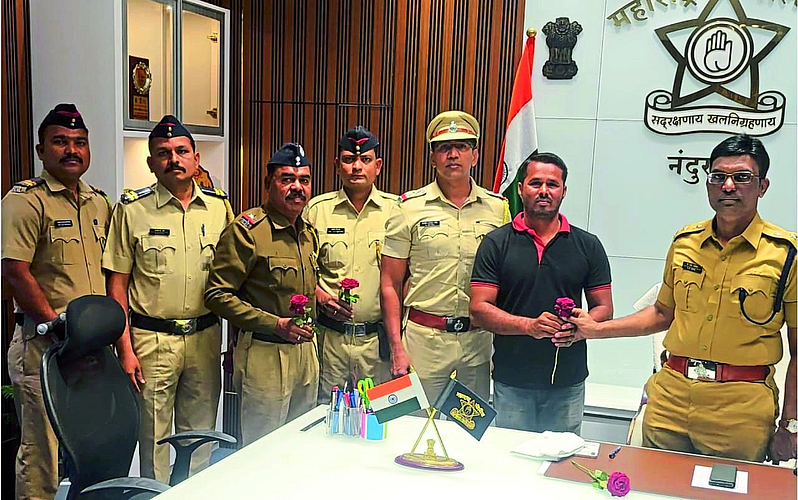 Superintendent of Police P. while congratulating rickshaw puller Devendra Singh Pardeshi, police officers-employees in the office of District Superintendent of Police. R. Patil