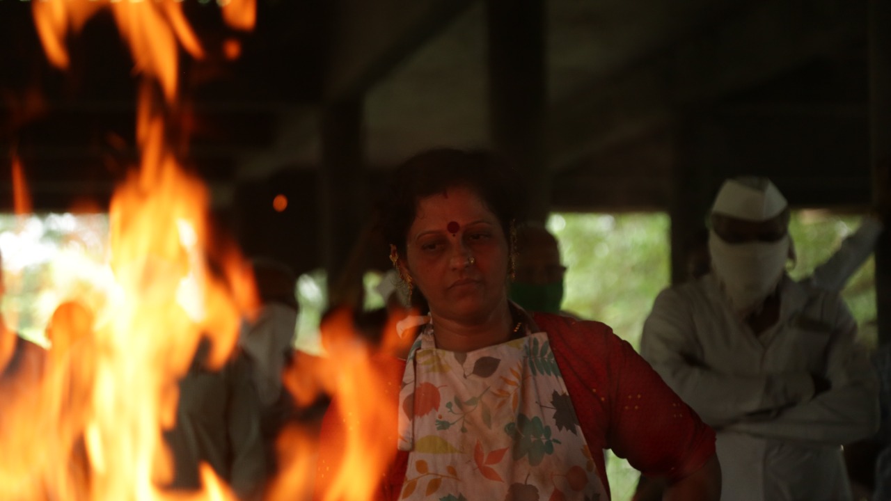 स्मशानात काम करणाऱ्या सुनिता पाटील