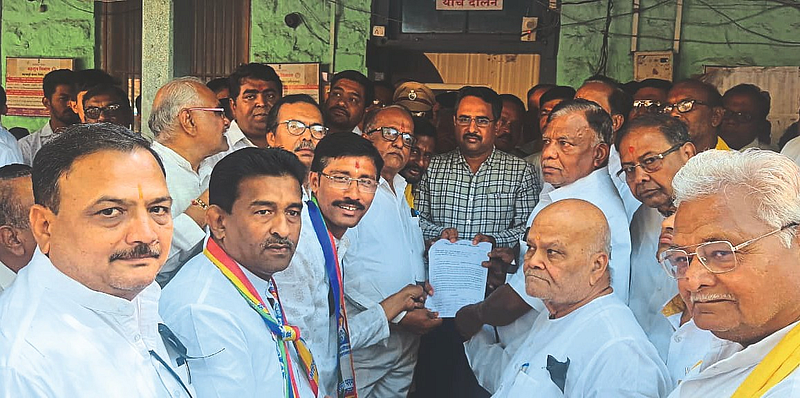 Officials of Sakal Jain Samaj giving a statement to Tehsildar Milind Kumar Wagh for the demand that Shikharji should be declared a pilgrimage site.