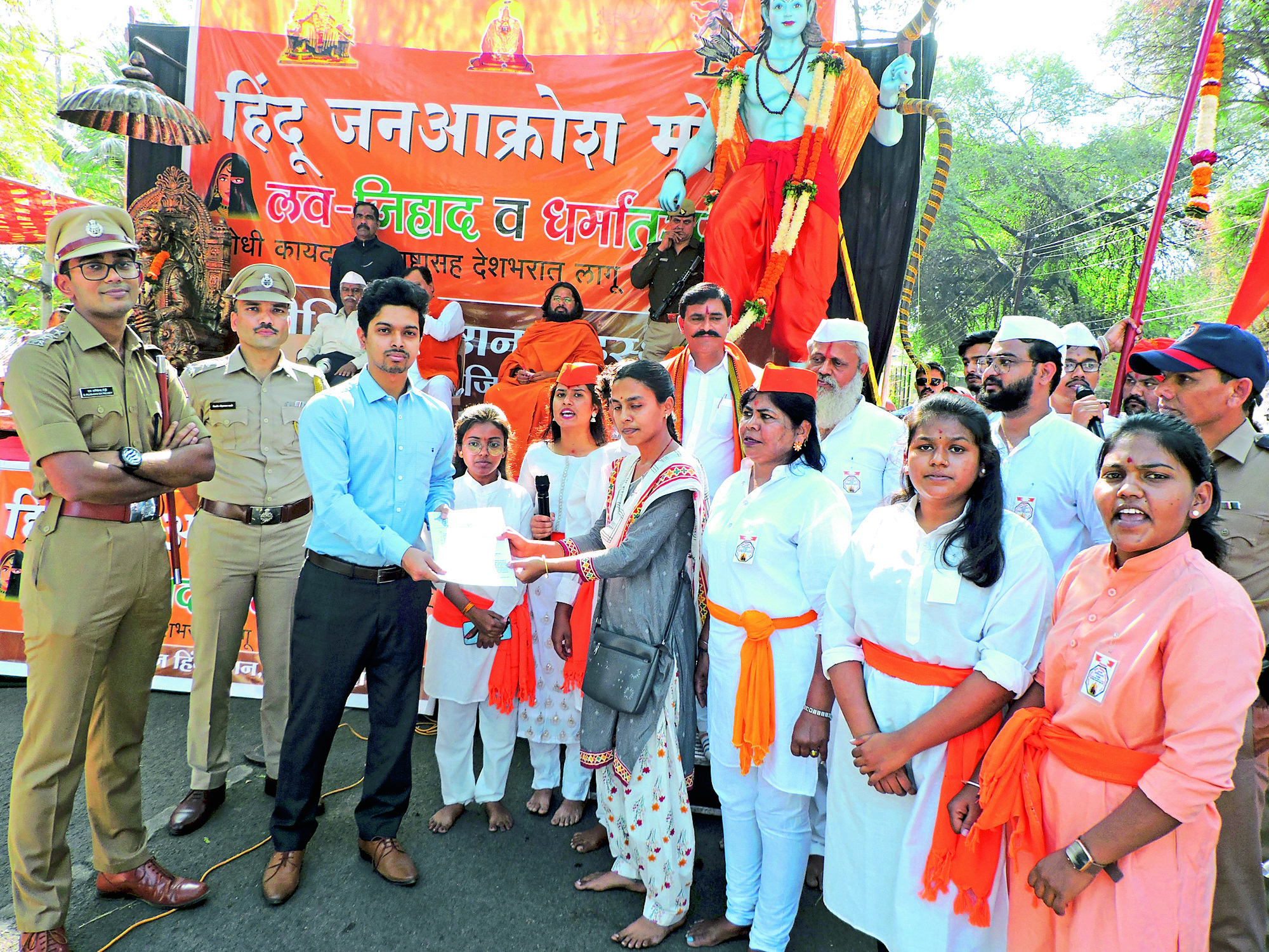 शहरात लव्ह जिहाद, धर्मांतराला विरोधाबाबत मागण्यांचे निवेदन रविवारी भारतीय प्रशासकीय सेवेचे परिवीक्षाधीन अधिकारी सत्यम गांधी यांना देताना हिंदू जनआक्रोश मोर्चाचे शिष्टमंडळ.